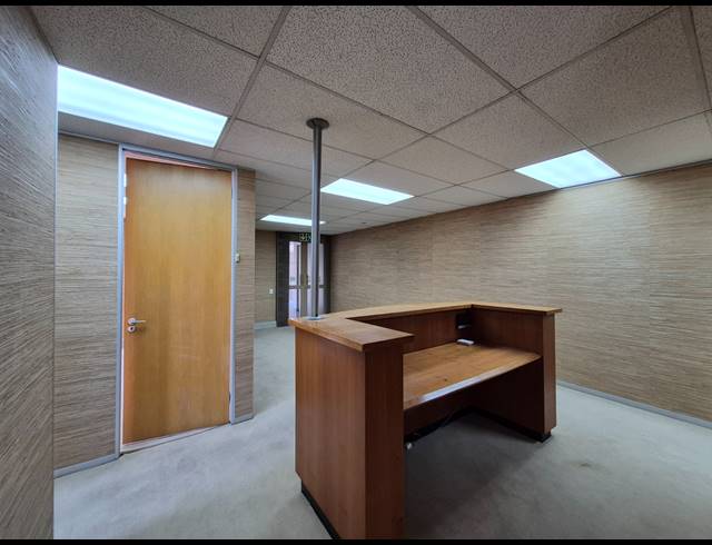 161M² OFFICE TO LET IN DUNKELD WEST